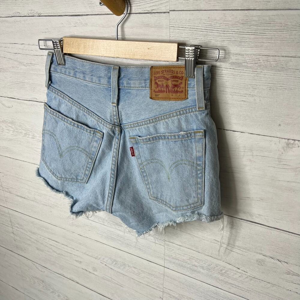 Levis Shorts Womens Size W24 Light Washed Button Fly Cut Off 100% Cotton Summer - Picture 11 of 16
